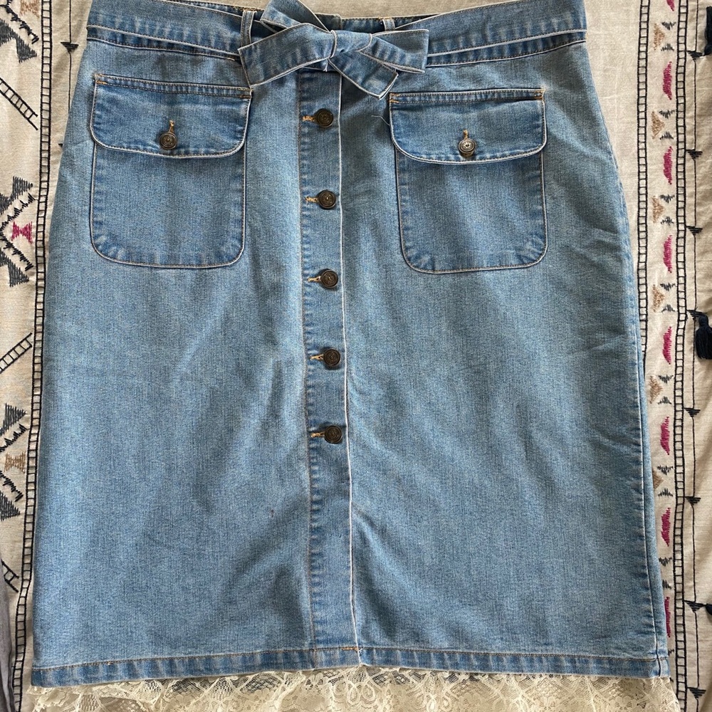 Light denim skirt with lace